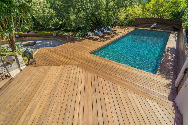 Deck for pools
